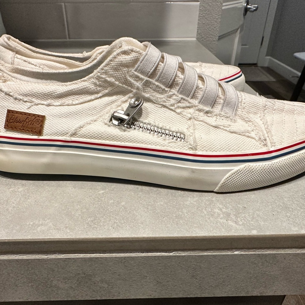 Blowfish Men's Cream Sneakers with Red and Blue Accents NEW & UNUSED!